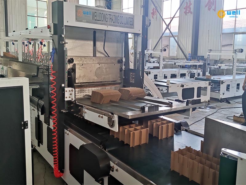 Automatic corrugated cardboard partition assembler machine